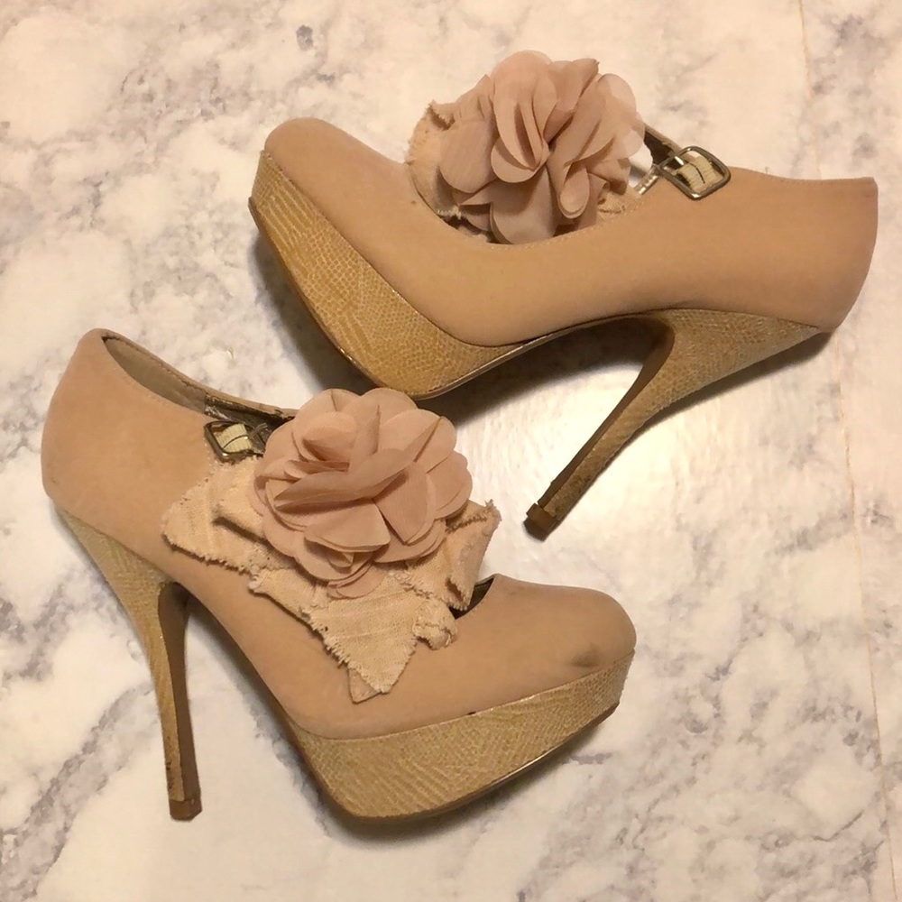 Shi By Journeys nude heels
